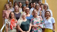 G16 neue Hospizhelfer*innen stehen auf einer Treppe für ein Gruppenfoto (Foto Martina Hermann).