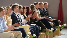 Freuen sich miteinander – Mitglieder der Abiturientia 2025