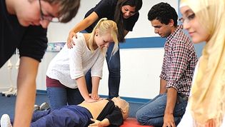 Kursteilnehmer bei der Erste-Hilfe-Ausbildung