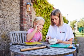 Foto © Malteser/Lisa Beller: Häufig zieht sich das Umfeld zurück, wenn ein Kind oder ein Jugendlicher lebensverkürzt erkrankt ist, weil viele nicht wissen, wie sie mit der Situation „richtig“ umgehen können.