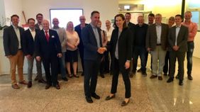 Thomas Berding begrüßt Dr. Sophie Gräfin von Preysing