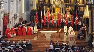 Kirche mit vielen Menschen in Malteser Kleidung, festlicher Gottesdienst