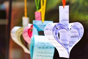 Papieranhänger aus Notenpapier in Herzform