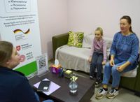 Frau und Kind sitzen auf dem Sofa. Foto: MHS/Malteser