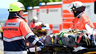 Rettungsdienst-Mitarbeitende bei einer Übung