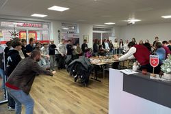 Schülerinnen und Schüler mit Ehrenamtlichen und Gästen der Seniorendienste in der Geschäftsstelle der Malteser Haselünne