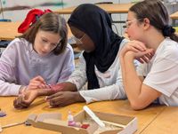 Mädchen beim Wunden schminken.