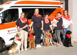 Foto: Die Ausbildung ist abgeschlossen. Ab sofort sind 5 neue Tandems für den Besuchsdienst bereit. Ab Herbst stehen nach bestandener Zertifizierung 14 Teams für den Besuchsdienst mit Hund in Kaiserslautern und Umgebung zur Verfügung. (Quelle: Malteser Kaiserslautern)