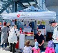 Publikum beim Tag der Offenen Tür der neuen Feuerwache Neuss-Hoisten in besten Händen der Malteser