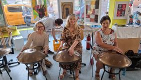 3 Teilnehmerinnen im Handpan-Workshop (Foto: Malteser Kaiserslautern)