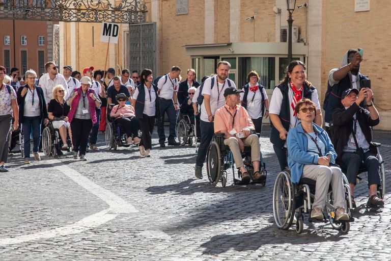 Romwallfahrtteilnehmer vorm Petersdom