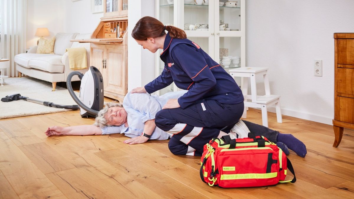 Mitarbeiterin des Sozialen Bereitschaftsdienst des Malteser Hausnotrufs im Einsatz.