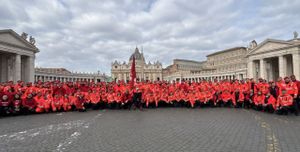 Gruppenbild der italienischen Malteser auf dem Petersplatz in Rom