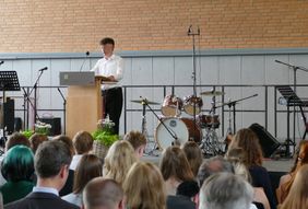 Der stellvertretende Schülersprecher Benjamin Fuhrmann beglückwünscht die Abiturientinnen und Abiturienten im Namen der Schülerschaft