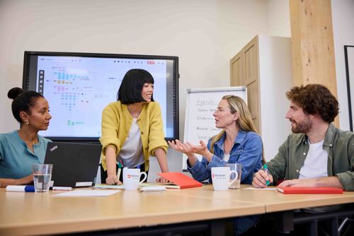 Vier Mitarbeitende der Malteser nehmen an einem Präsenzworkshop teil.