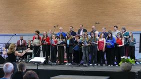 Der Oberstufenchor singt.