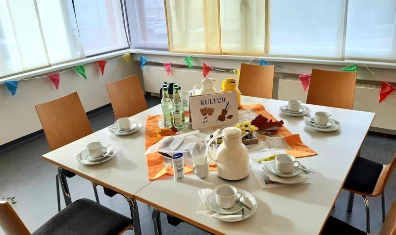 Ein gedeckter Tisch mit einem Schild "Kultur"