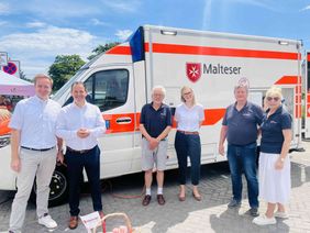 Oliver Röhrs begrüßte Bürgermeister Frank Keppeler (1. und 2. von links) mit Mitarbeitern und Ehrenamtlichen am Stand der Malteser