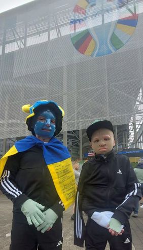 Die beiden Freunde gemeinsam vor der Arena in Düsseldorf bevor das Spiel losgeht.