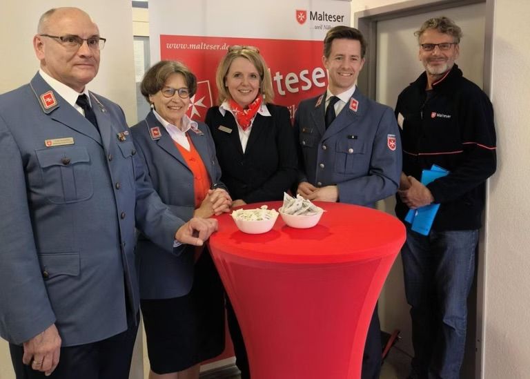 Foto I. Singer: Große Freude bei der MMM-Eröffnung in Düren. V.l.n.r.: Frank Blumenthal, Angelika von Mangoldt, Ute Wallraven-Achten, Emanuel von Boeselager und Nikolaus Scherzberg