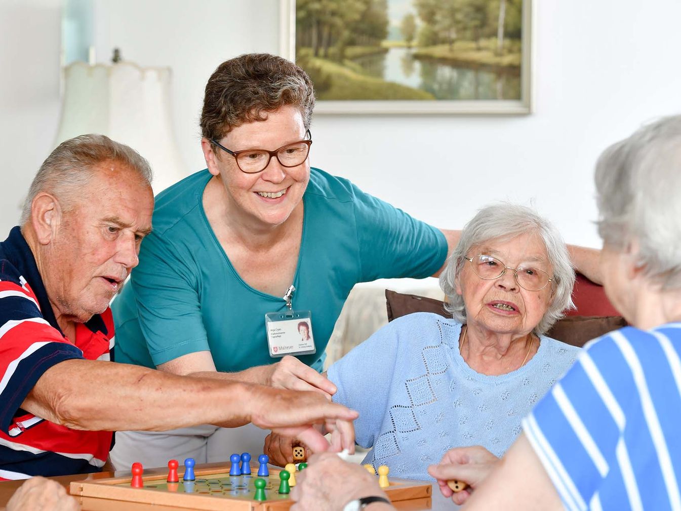 Sozialer Dienst spielt mit den Bewohnern ein Brettspiel