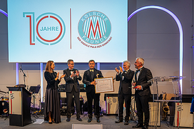 Kölsche Fründe Vorstandsmitglied, Jörg Chr. Topfstedt (Mitte) erhielt unter großem Applaus das Verdienstkreuz "Pro Merito Melitensi" des Internationalen Souveränen Malteser Ritterordens. Mit auf der Bühne v.l.: Dr. Sophie Gräfin von Preysing (Ordensmitglied und Landesgeschäftsführerin der Malteser in NRW); Martin Rösler (Malteser Diözesangeschäftsführer); Jörg Chr. Topfstedt; Schirmherr und Erfolgsautor Frank Schätzing sowie RTL-Sportchef Andreas von Thien. 