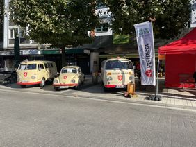 Die drei alten Malteser Fahrzeuge nebeneinander, von links nach rechts: VW Bus T1, VW Käfer, VW Bus T2b