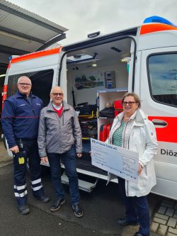 Bei der Spendenübergabe: das Geburtstagskind Sieglinde Trabert und Marco Medler vom Malteser Herzenswunschkrankenwagen-Team. Foto: Malteser Fulda 