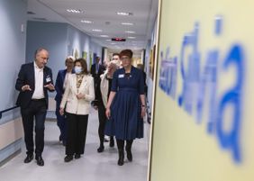 Beim Gang über die Station Silvia im Krankenhaus. Foto: Lux/Malteser