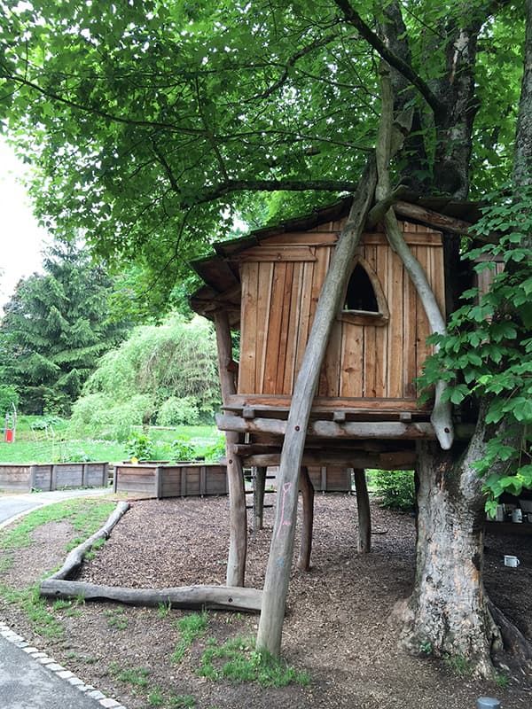 Malteser Kinderhaus: Baumhaus im Garten