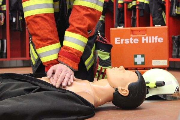 Feuerwehrmann reanimiert Reanimationsmodell