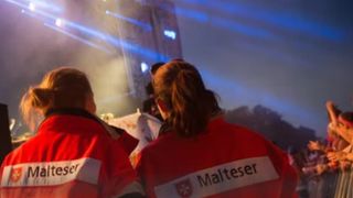 2 Malteser Sanitäterinnen auf einem Festival