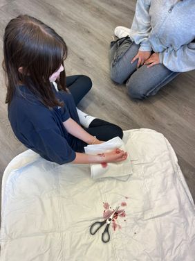 Simulation einer Verletzung am Handgelenk mit Erstversorgung