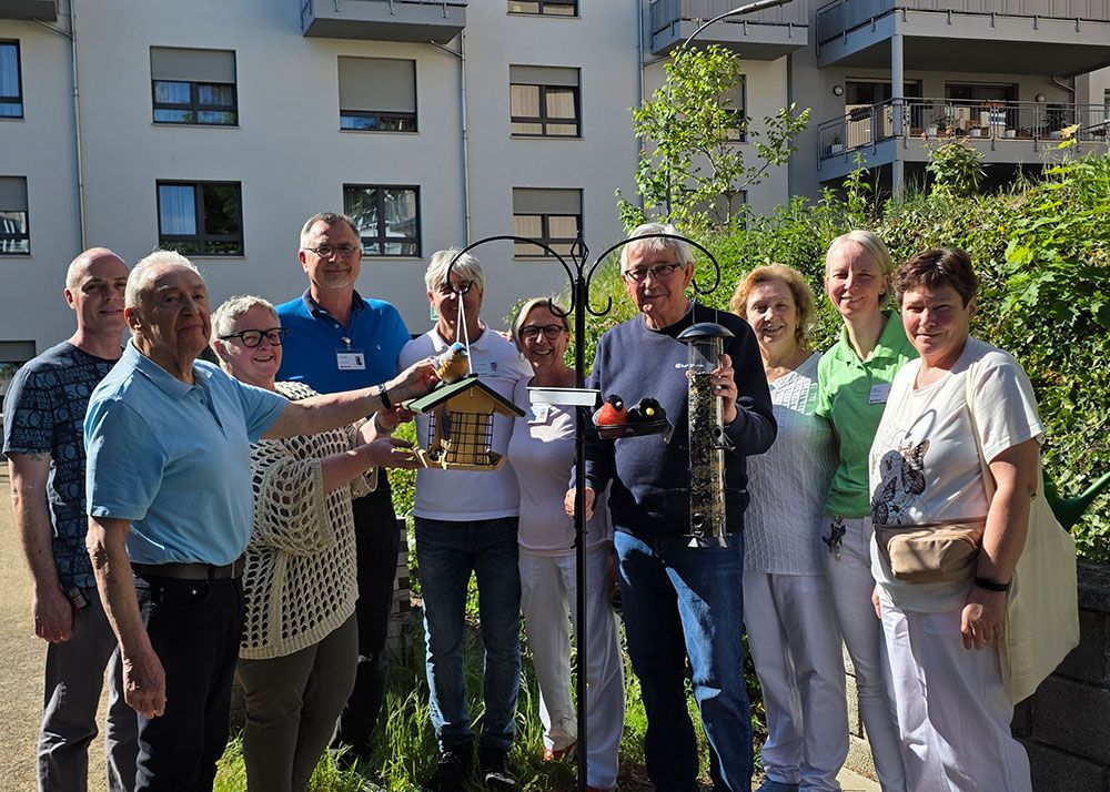 Die Seniorinnen und Senioren des Malteserstifts St. Elisabeth freuen sich über eine neue Vogelfutterstation im Garten.
