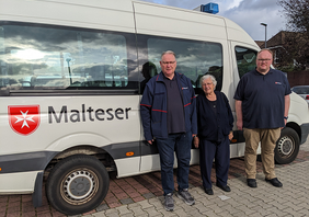 Die erste Tour des Mobilen Einkaufswagens in Lingen war ein Erfolg. Einige Fahrgäste kennen den Dienst bereits aus seiner Anfangszeit und freuen sich, wieder mit an Bord zu sein. (v.l.n.r.): Rudolf Kampling (Ehrenamtlicher beim Mobilen Einkaufswagen), Magdalene Zillger (Fahrgast der ersten Stunde des MEW), Manfred Kampling (Stadtbeauftragter Lingen).