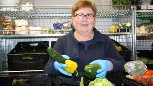 Eine Mitarbeiterin der Tafel Frankenthal sortiert Gemüse,