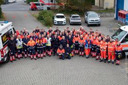 Die Teilnehmenden der Großübung versammelt auf einem Gruppenbild 