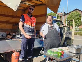 Zwei Männer haben Essen zubereitet.