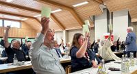 viele Personen sitzend an Tischen, Dienstbekeidung