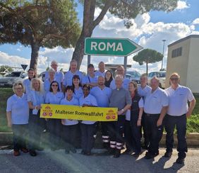 Eine Gruppe Pilger mit einem Banner in der Hand