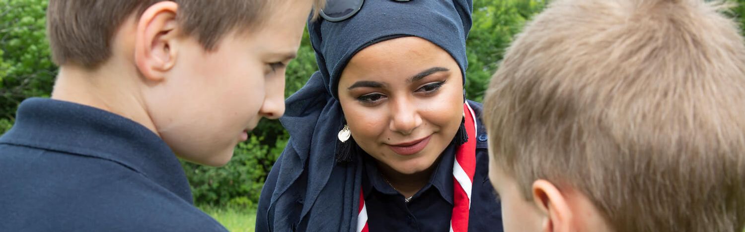 Nour Alfadel im Gespräch mit zwei Kindern.