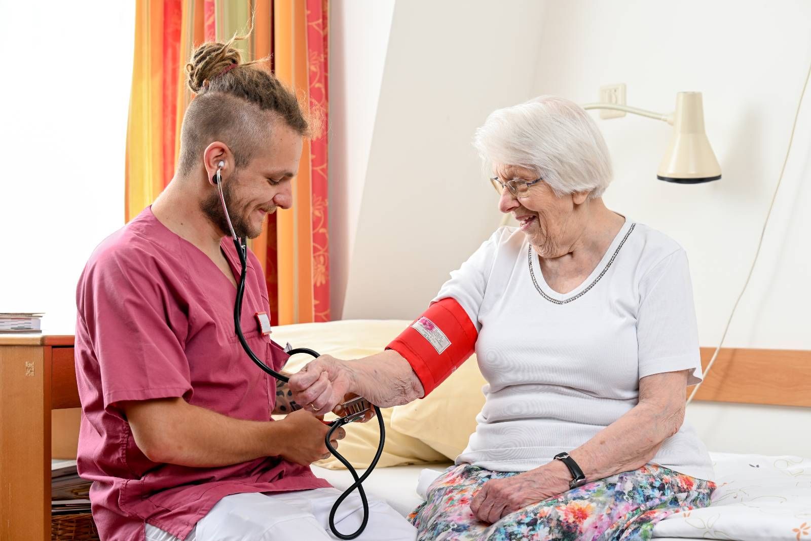 Arbeiten in der Altenpflege Malteser