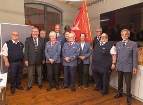 Malteser Garde v.l. Günter Klata, Paul Westeppe, Frank Weiland, Regine Weine mit Magnus Freiherr von Canstein, Marion Huss, Horst Weine, Birgit Guenther, Lothar Kemski, Wolfgang Guenther, Klaus Ringleb