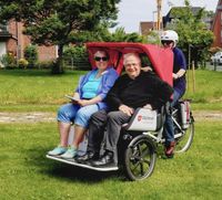 Zwei Fahrgäste testen die Rikscha in Syke 