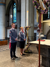 Andreas Blöink links und Verena Hölken rechts stehen gemeinsam vor dem Altar im Essener Dom