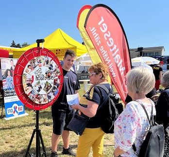 Aktionsfläche der Malteser beim Hessentag mit Glücksrad