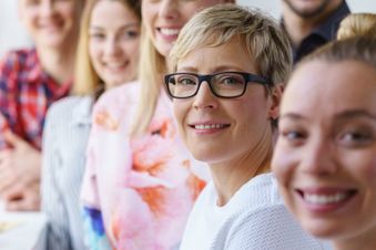Gruppe von Personen steht nebeneinander und blickt in Richtung Kamera.