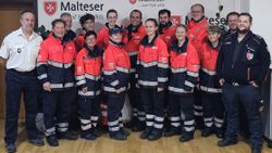 Gruppenfoto der neu ausgebildeten Ehrenamtlichen mit den Führungskräften