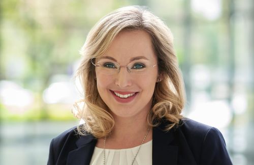 Porträt von Martina Keßler, kaufmännische Direktorin.