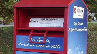 Ein Altkleidercontainer der Malteser. 